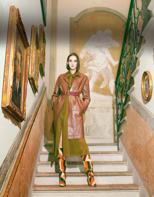 Abrigo de Rochas, vestido camisero de Fabiana Filippi, cinturón de Orciani y botas patchwork, en piel de anguila, de Tory Burch.