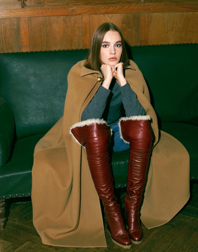 Capa y jersey de cuello alto de cashmere, vaqueros y botas, todo de Celine by Hedi Slimane.