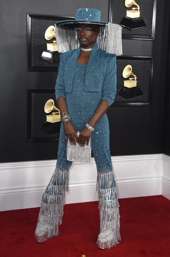 Billy Porter se volvió a vestir de Billie Porter en los Grammy 2020, esta vez con una amalgama de brillos, flecos, purpurina y bordados joya que hace casi obligatorio el uso de gafas de sol para que no nos deslumbre...