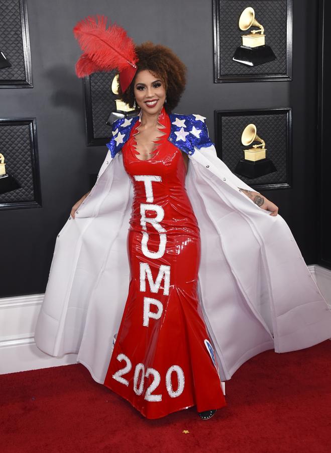 Joy Villa está de campaña electoral pro Trump, y más allá de ideologías, su look 'majorette' hizo que se nos pusieran los pelos de punta en la alfombra roja de los Grammy 2020.