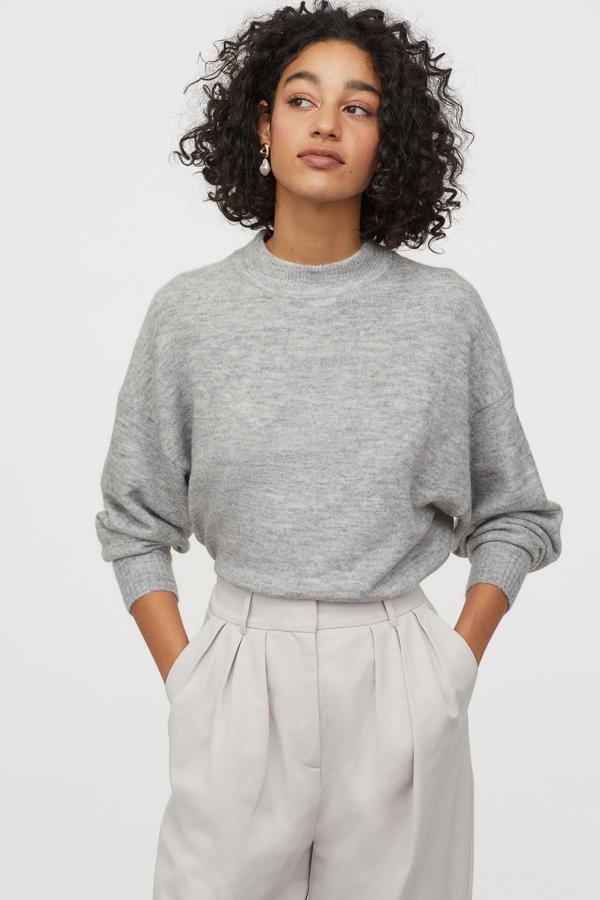 Si quieres una prenda de punto comodín, este es tu jersey. Un gris claro que queda ideal con pantalón blanco (también con negro y vaquero) y que no te vas a querer quitar nunca (12,99 euros).