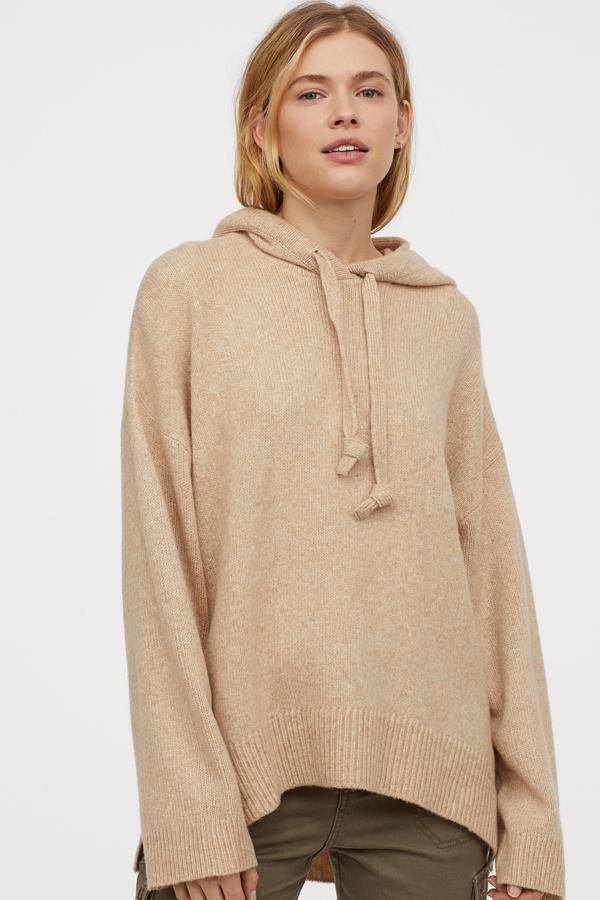 Igual te sirve para estar en casa que para salir a la calle en un look sport. Sienta bien con cualquier estilo, gracias a su capucha ajustable con cordones. Está disponible en varios tonos (15,99 euros).