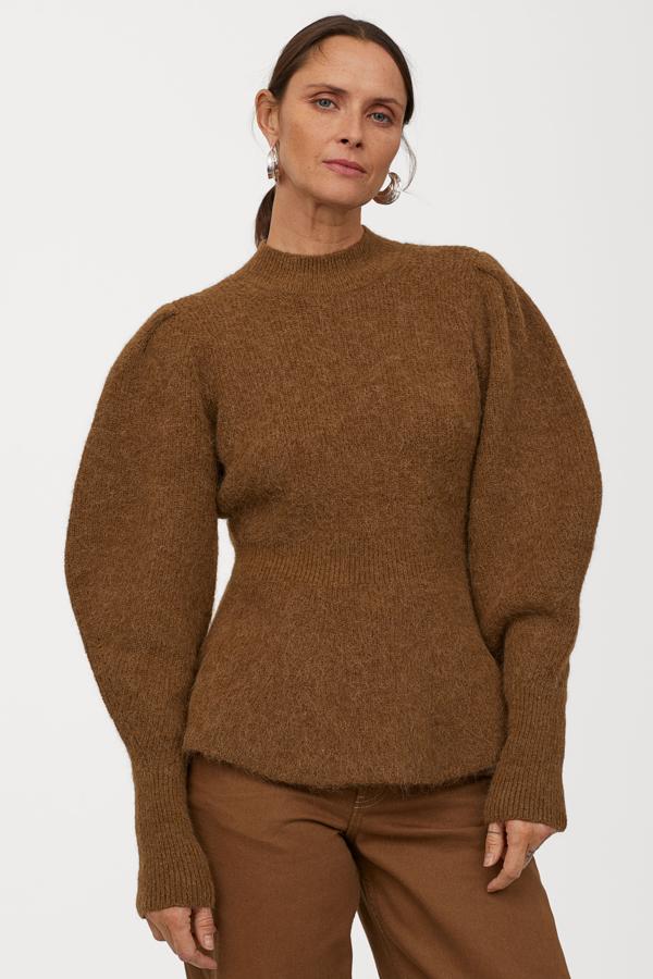 Ha sido ver a la influencer Sheila Conde con este jersey de las últimas rebajas de H&M y quererlo inmediatamente en nuestro armario. Sus mangas estructuradas y su silueta peplum estilizan la figura y lo podemos llevar hasta con un cinturón. Pensábamos que estaría agotado, pero hemos tenido suerte (34,99 euros).