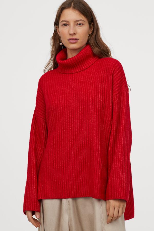 De canalé gordito, en rojo fuerte y de corte largo, para llevar con falda, pantalón o leggings (29,99 euros). ¿Un truco de estilo? Lo puedes transformar con un cinturón.