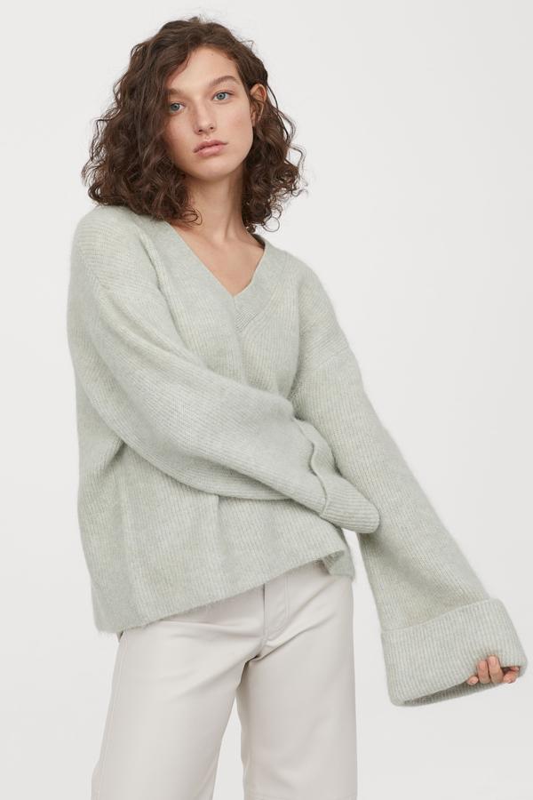 Amoroso, en un color soft que pega con todo, este modelo de las rebajas de H&M tiene su punto fuerte en las mangas acampanadas (24,99 euros).