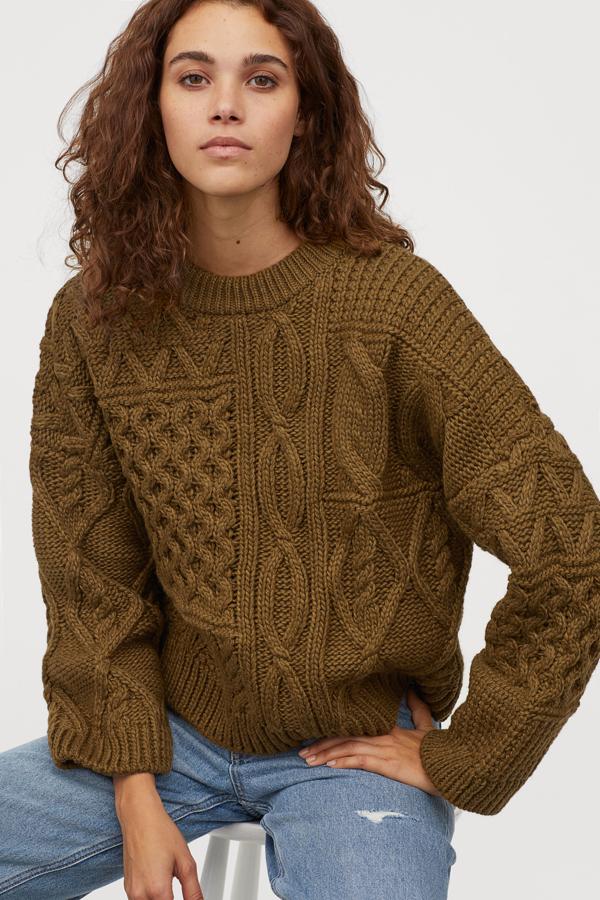 Abrigadito y con un punto que hace ochos en toda la prenda. También está disponible en beige y naranja, este último para las amantes del color (27,99 euros).