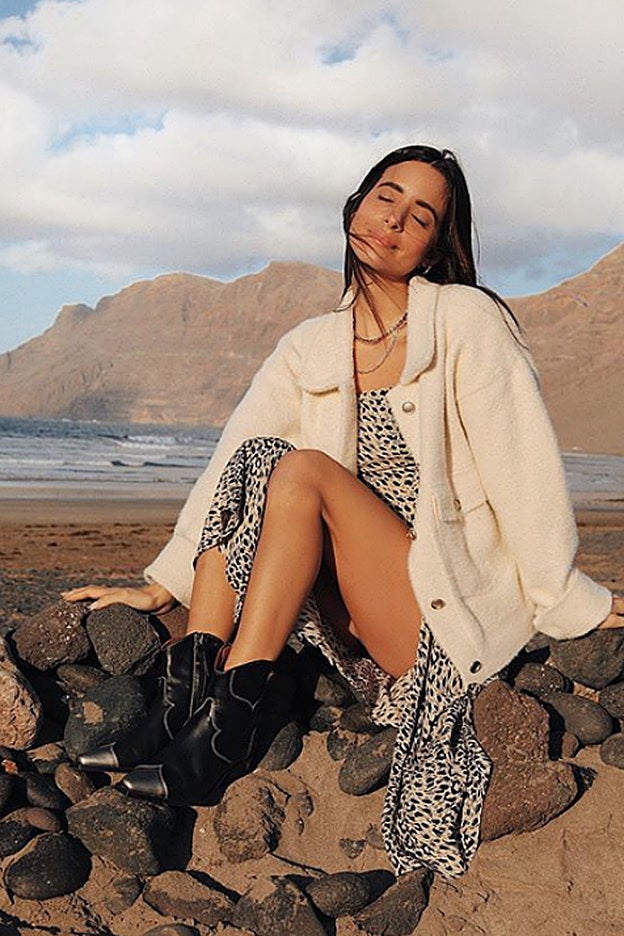 El look de verano y de invierno con chaqueta de borrego y vestido de verano de María Fernández-Rubíes.