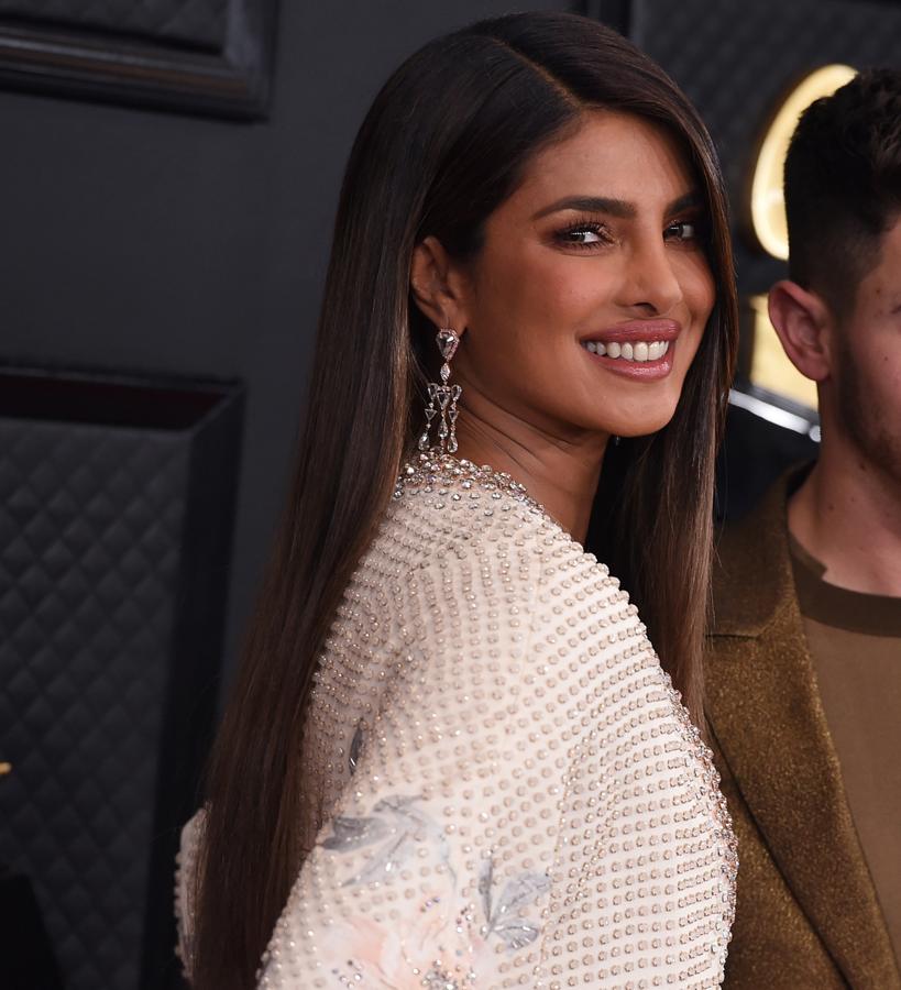 La maquilladora Mary Phillips resalta la mirada con un smokey eyes donde el color berenjena aporta profundidad, mientras la sombra metalizada se encarga de la sofisticación y la luminosidad. Completan el look labios naturales y melena extralisa con raya al lado.