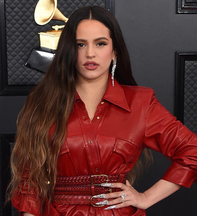 La cantante no solo se ha llevado el galardón Mejor disco latino de rock, urbano o alternativo por su álbum El mal querer, sino que también ha actuado en directo Grammy, con un show inspirado en el flamenco. En él movió como con mucho arte su nueva melena: más clara de lo habitual gracias a su recién estrenado balayage.