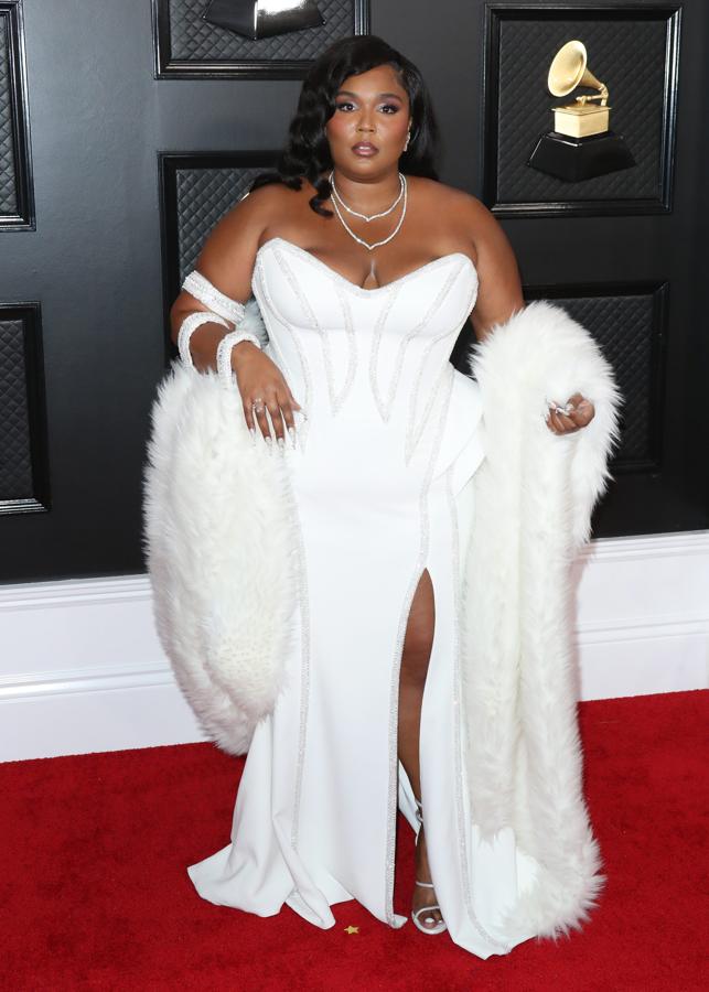 Lizzo apostó por un look en blanco para la alfombra roja de los Grammy. Un diseño con boa de peluche firmado por Atelier Versace.