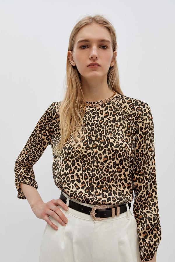 El estampado estrella de este comienzo de año no podía faltar en nuestra selección y Sfera es la encargada de proporcionarnos esta prenda con print leopardo y manga fruncida. Cuesta 15,99 euros y está disponible entre las tallas M y XL.