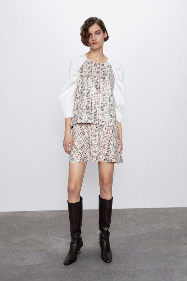 En tejido combinado, este cuerpo de Zara con frunces en las mangas abullonadas se mueve en tonos claros con un estampado desgastado en tonos rojos y azules. Cuesta 25,95 euros y está disponible entre las tallas XS y XL.