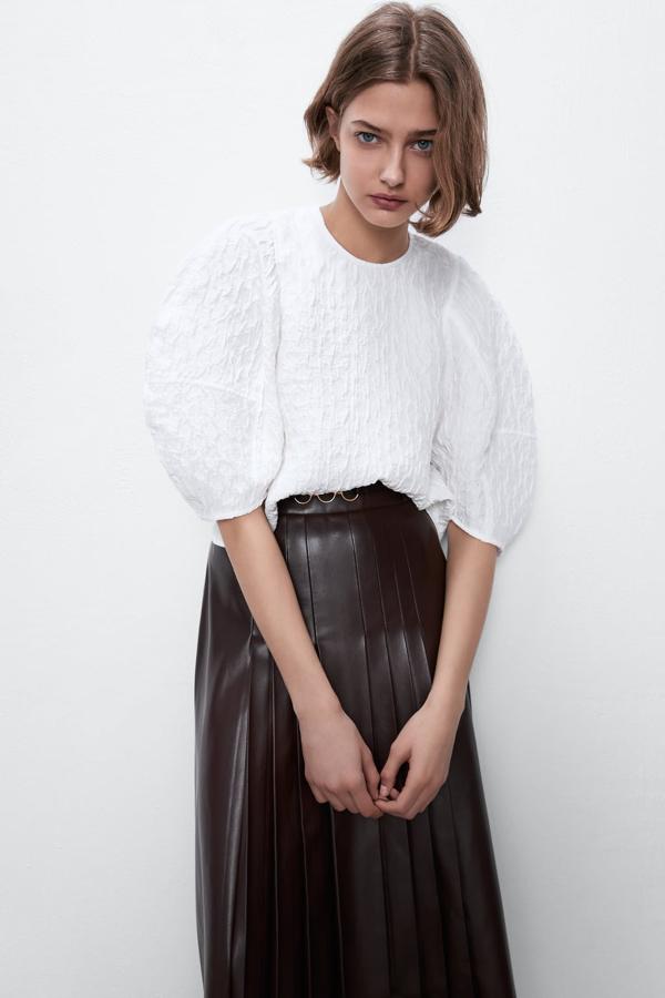 Zara no se ha resistido a la tentación y ha llevado a uno de sus cuerpos la primera tendencia de 2020, el diseño jacquard. En este cuerpo en color blanco con cuello redondo y manga abullonada, convierte a la prenda en una propuesta muy elegante. Cuesta 29,95 euros y está disponible entre las tallas XS y XXL.