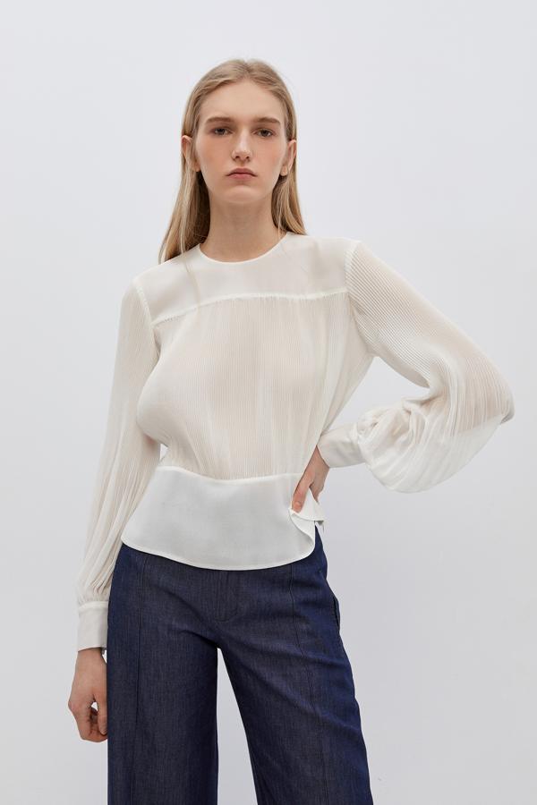 Entre nuestras favoritas está este cuerpo con cuello caja y mangas plisadas de Sfera en color blanco, ideal para las amantes de los looks románticos. Cuesta 25,99 euros y está disponible entre las tallas S y L.