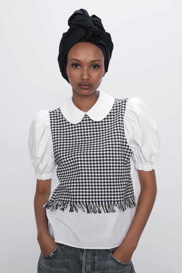 Otra de las propuestas de Zara es esta blusa combinada de cuello bobo y manga corta abullonada. Con cuadro Vichy en negro, cuesta 25,95 euros y está disponible entre las tallas XS y XL.