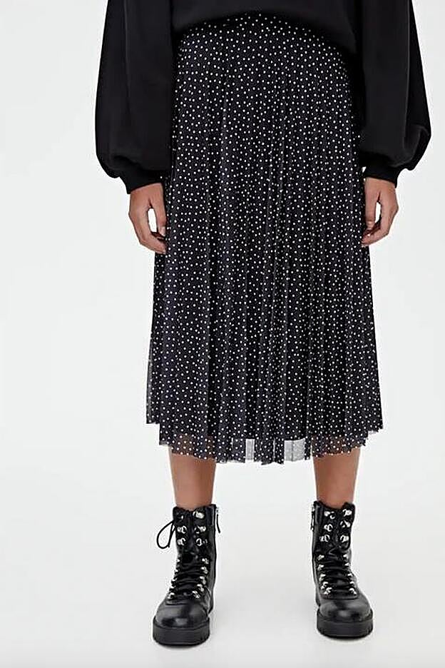 En negro con lunares blancos.