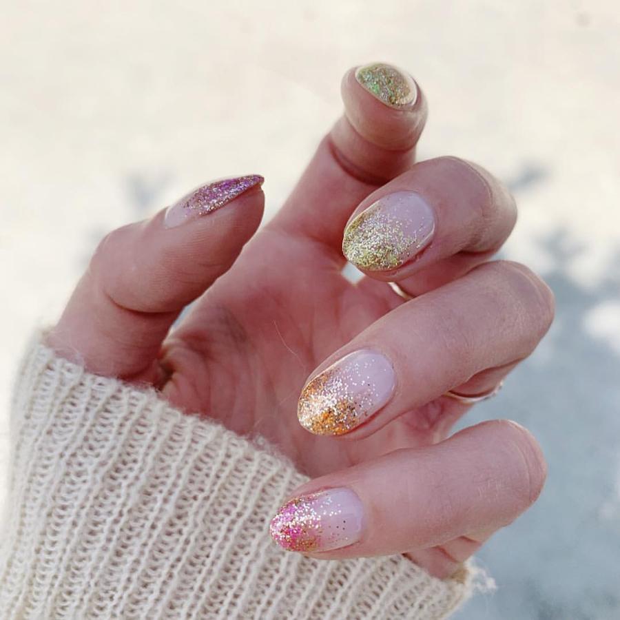 Otra versión difuminada de la manicura francesa brillante es este look en dorado que crea un diseño muy atractivo sobre la uña.