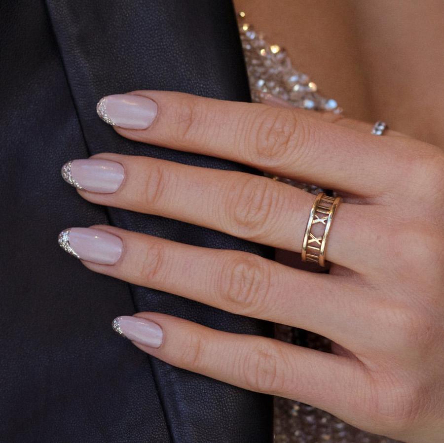 Si el nude no es lo tuyo y además buscas un color tendencia, este look de uñas en lila y brillante puede convertirse en tu manicura favorita.