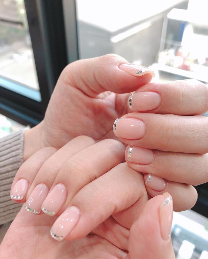 Si buscas un look de uñas discreto pero elegante, esta versión de manicura francesa con rosa nude y brillante es lo que tienes que proponerle a tu manicurista.