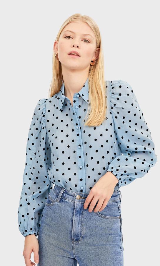 Esta camisa azul bebé con lunares en negro y mangas en volumen es una de nuestras favoritas de la nueva colección de Stradivarius (15.99 euros).