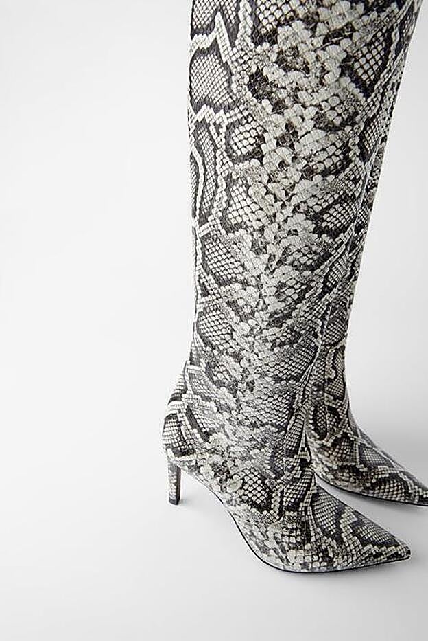 Hemos encontrado en las rebajas de Zara unas botas muy parecidas a las que lleva Nuria Roca. Costaban 99,95 euros y están a 39,99.