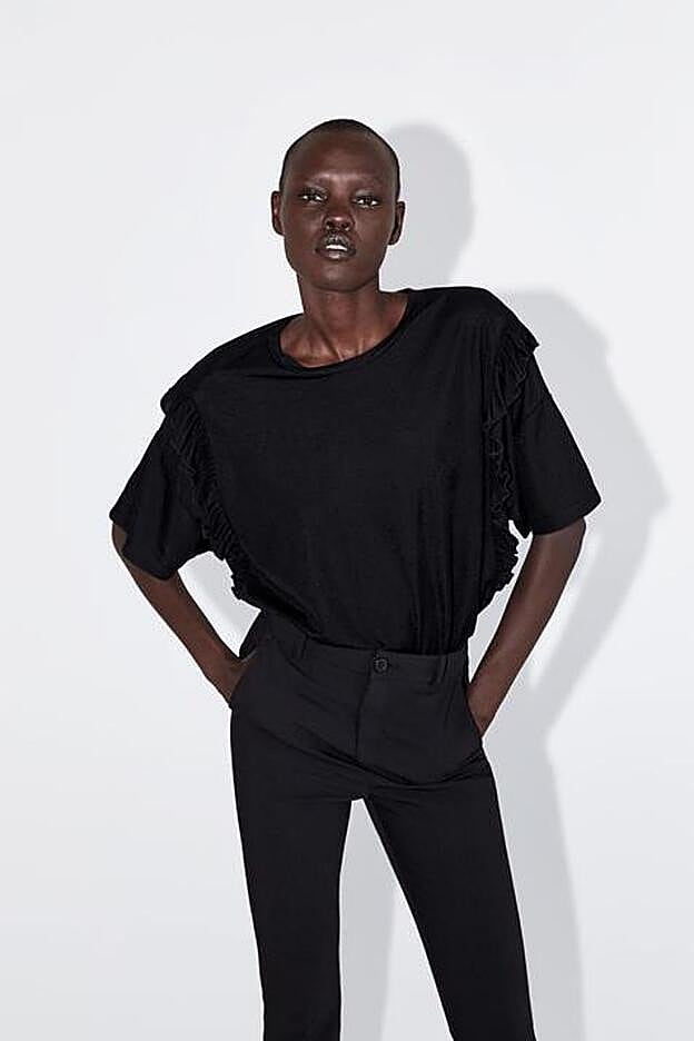 Camiseta negra de las rebajas de Zara (9,99 euros).
