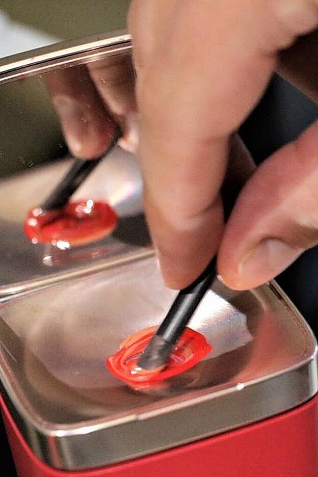 La fórmula cosmética personalizada aparece en cantidad suficiente en la parte superior del dispensador Perso.