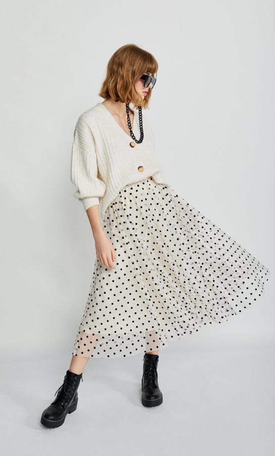 Falda midi semitransparente con lunares negros sobre fondo blanco de la nueva colección de Stradivarius (19.99 euros).