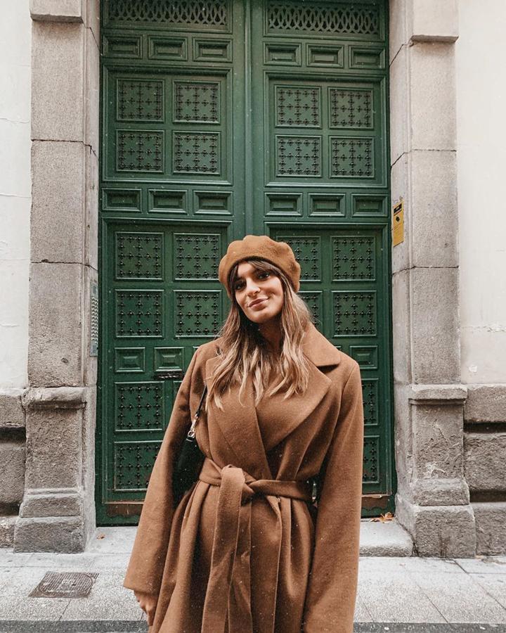 Susana Molina con abrigo cruzado camel y boina a juego. ¡Ideal para el invierno!