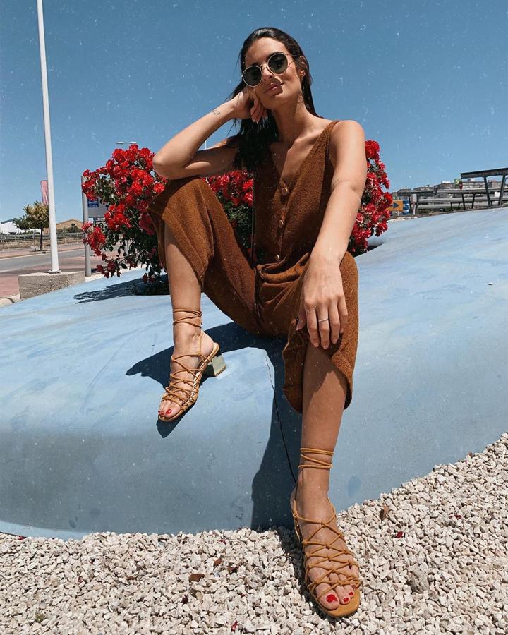 Look veraniego de Susana con un mono de Lefties y sandalias de Mustang.