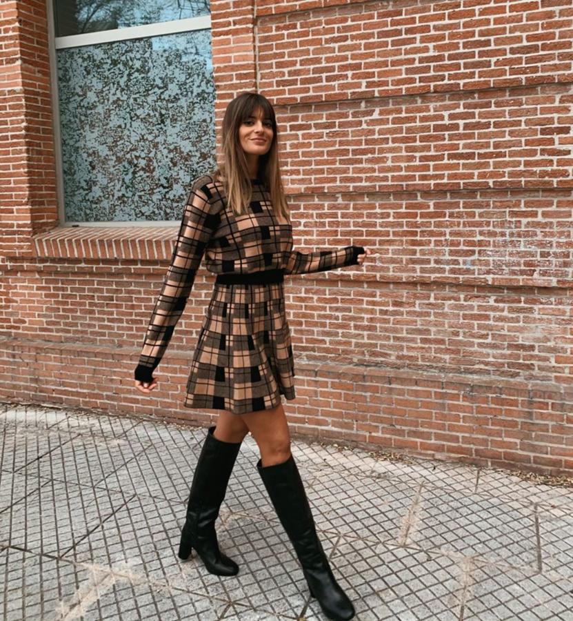 Un vestido de cuadros y unas botas alta negra. Una combinación ideal de Susana.