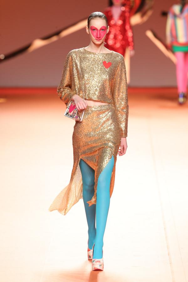 En el colorido y divertido desfile de Agatha Ruiz de la Prada no faltaron los tejidos brillantes como el de este conjunto.