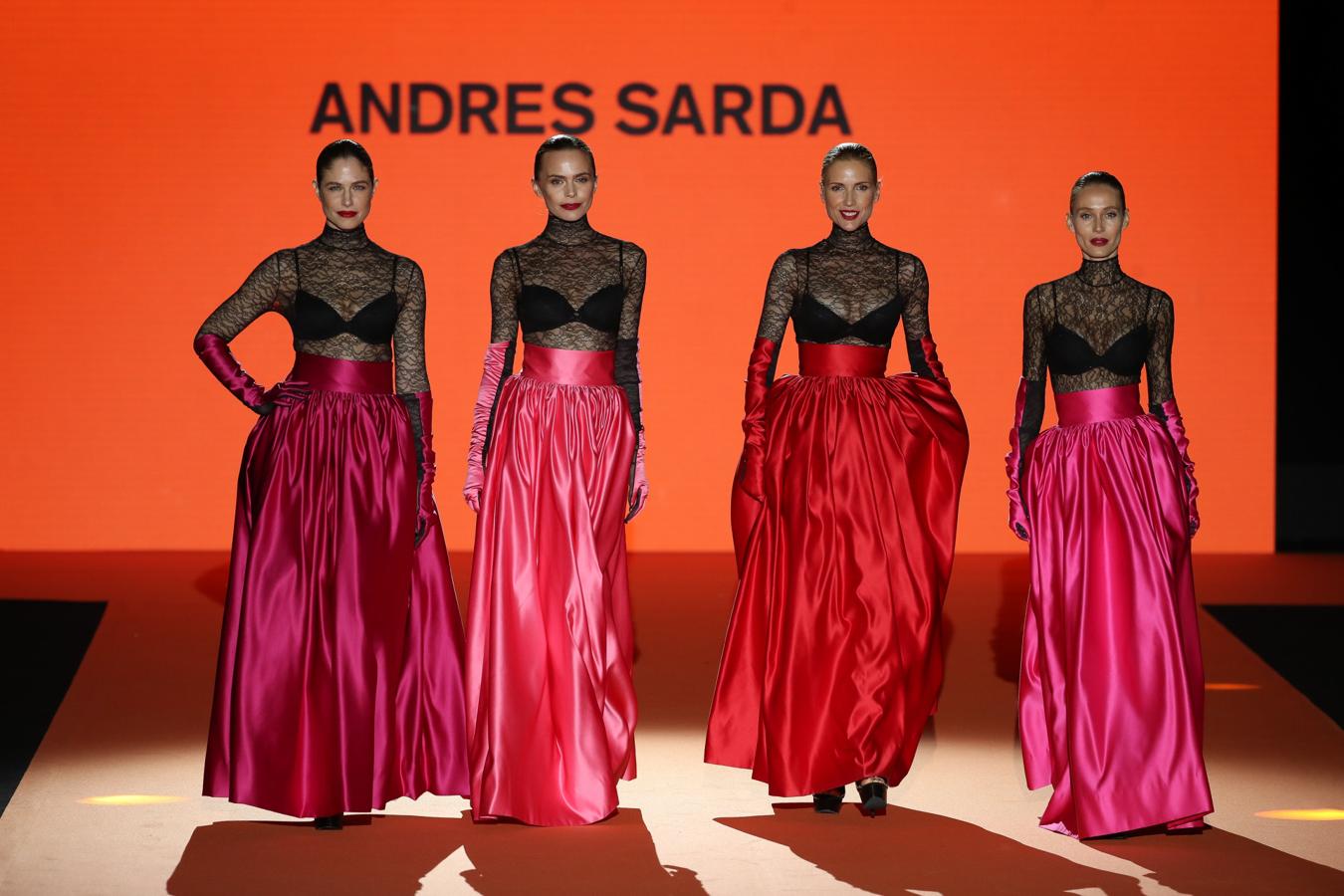 Nuria Sardá, al frente de la firma, quiso homenajear a su padre que falleció en septiembre del pasado año con este desfile. Por ello, Judit Mascó, Verónica Blume, Vanesa Lorenzo y Martina Klein rindieron tributo al diseñador.