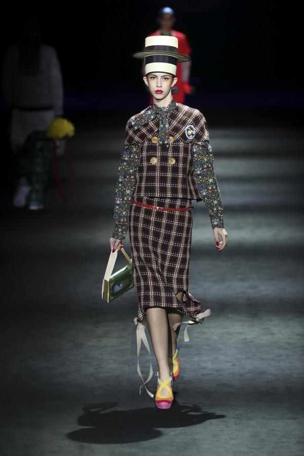 La sobreposición de tejidos y prendas y mezcla de estampados triunfaron en el desfile de Brain&Beast.