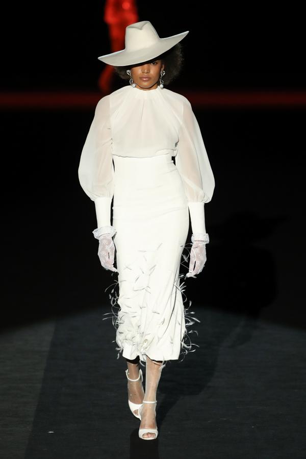 Plumas y siluetas que marcaban la figura de la mujer, combinadas con tejidos semitransparentes.