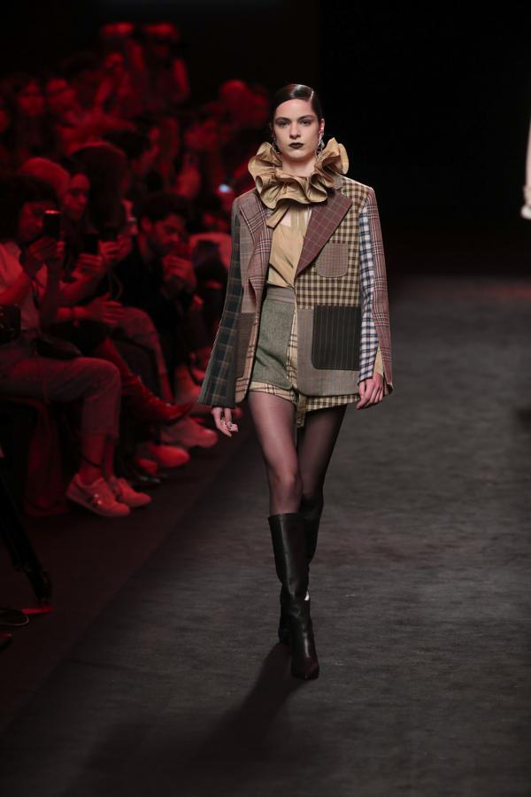 Los cuadros ha sido otra de las tendencias más vistas en esta edición de la MBFW y Juan Vidal también se unió a ella.