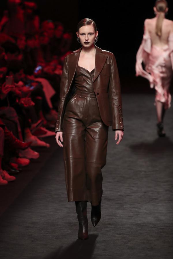 Juan Vidal presentó una colección con tendencias diferentes entre las que se encontraba el efecto piel con este total look marrón.
