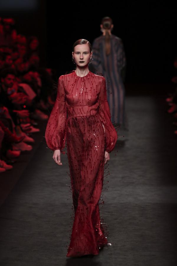 Juan Vidal tampoco se olvidó de las invitadas con diseños tan especiales como este vestido rojo.