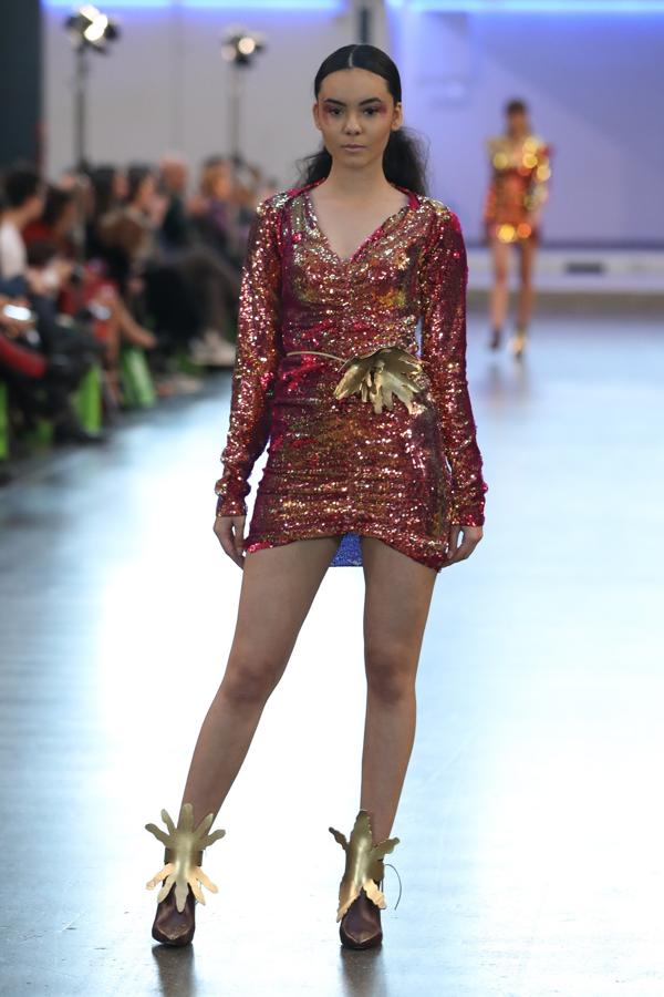 Adornos dorados 3D fueron el elemento característico de María Lafuente, que los añadió a vestidos como este modelo mini de lentejuelas.