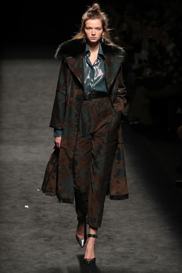 Tampoco faltaron los tejidos brocados con tonalidades otoñales.