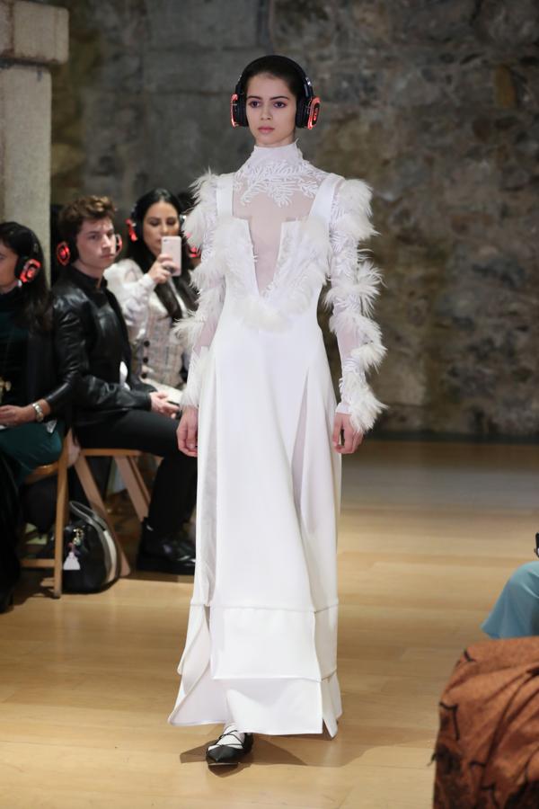 Pilar Dalbat tuvo una propuesta original con vestidos ideales como este blanco con semitransparencias y plumas.