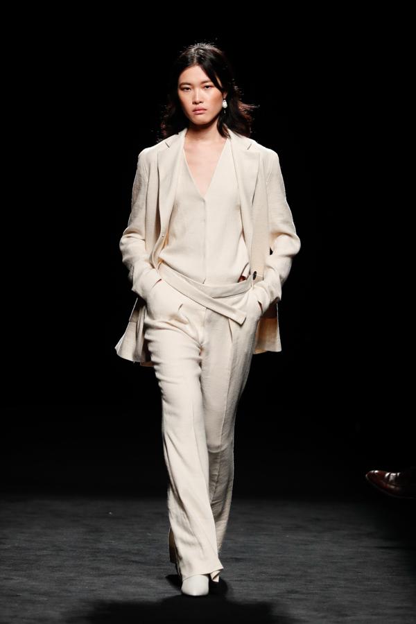 No faltó en el desfile de Roberto Torretta trajes al más puro estilo 'working girl' como este en color crudo.