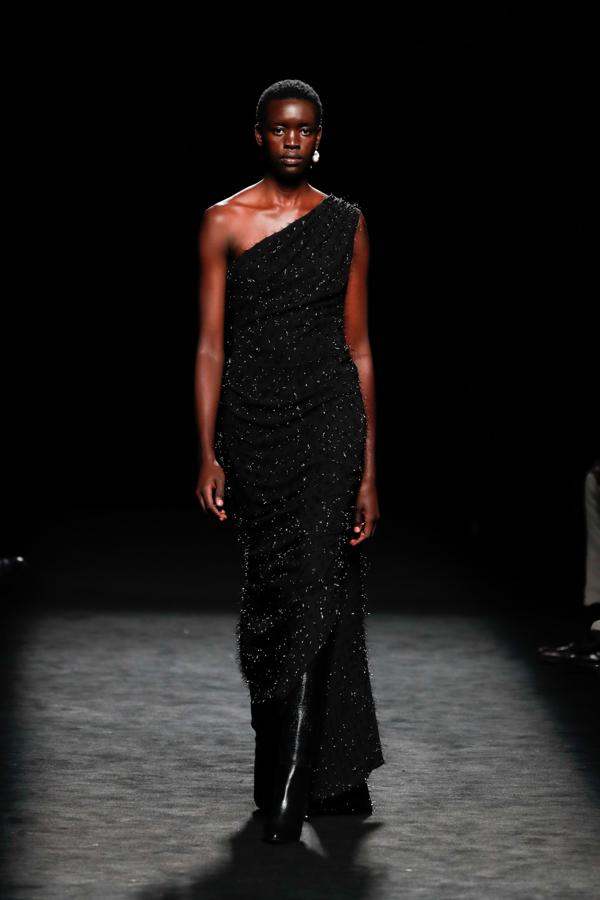 Roberto Torretta tampoco se olvidó de las invitadas con diseños largos y brillantes como este con los que cerró el desfile.