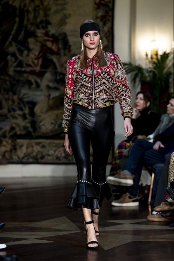 En el desfile de Tette By Odette no faltó la tendencia del efecto cuero.