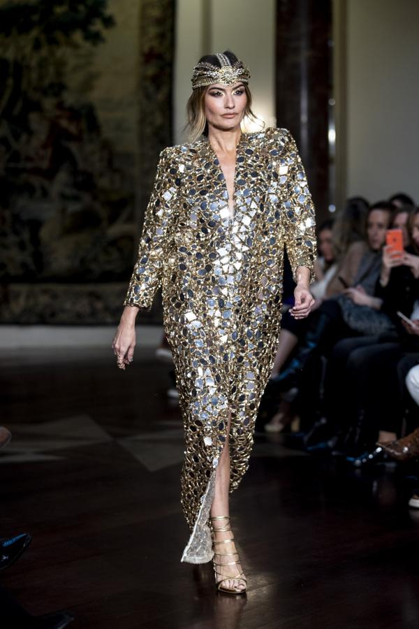 Tette By Odette ofreció una propuesta protagonizada por tejidos brocados, con apliques de cristales y muy llamativos. Sobre la pasarela desfiló la influencer Madame de Rosa.