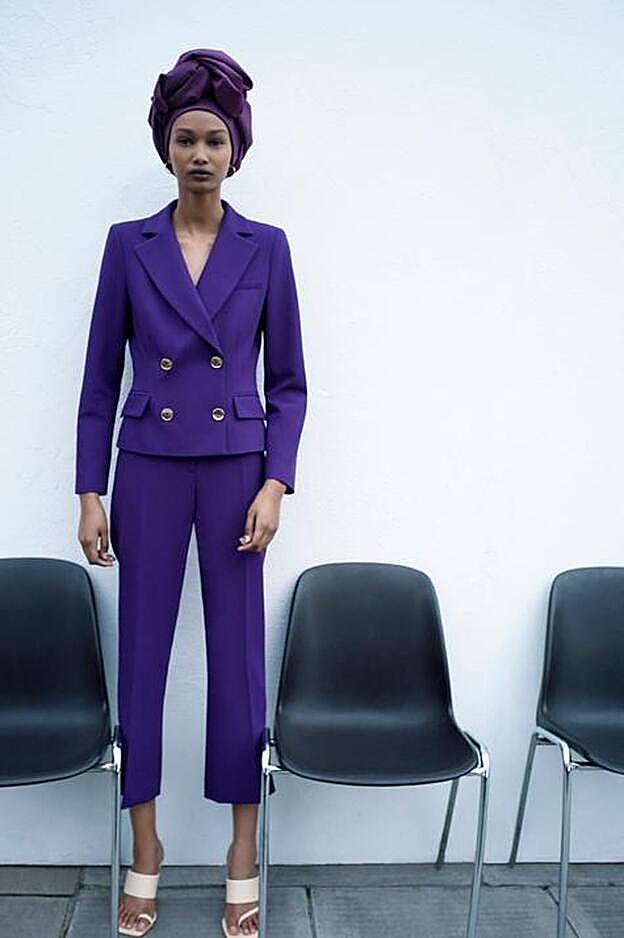 Estamos fascinadas con este traje de chaqueta morado de la nueva colección de primavera de Zara.
