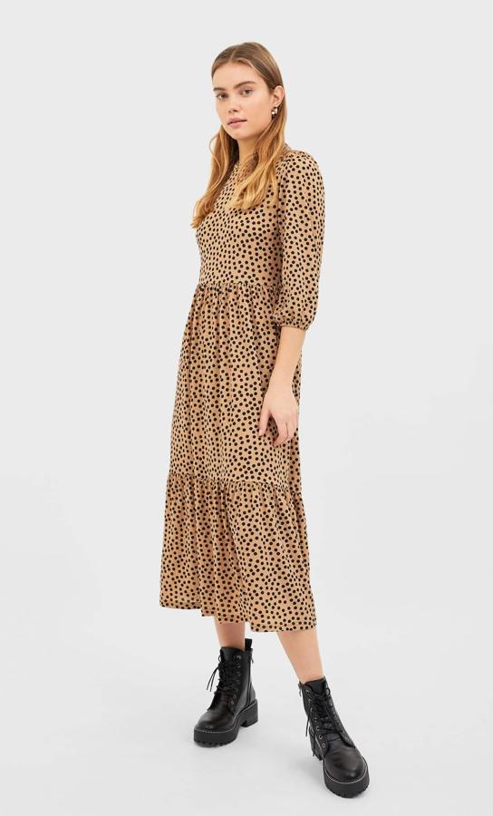 Vestido midi de lunares con volante, de la nueva colección de Stradivarius (17.99 euros).