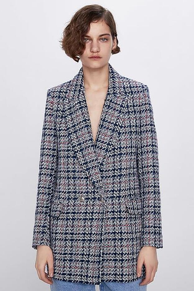 La blazer tiene los hombros ligeramente marcados.