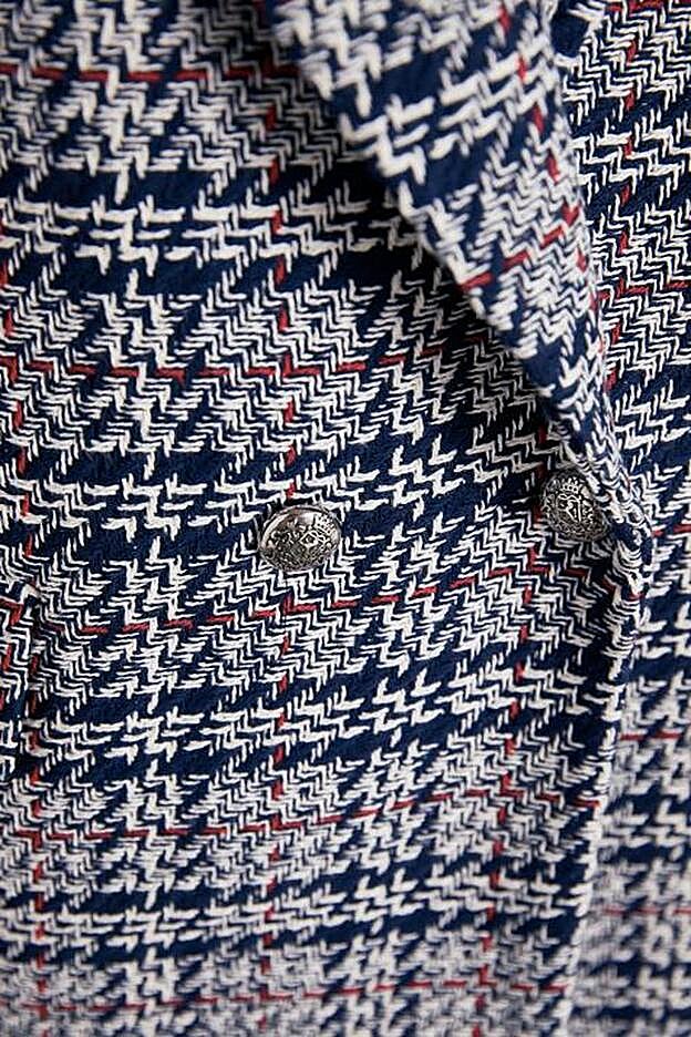 Detalle de los botones plateados con sello.