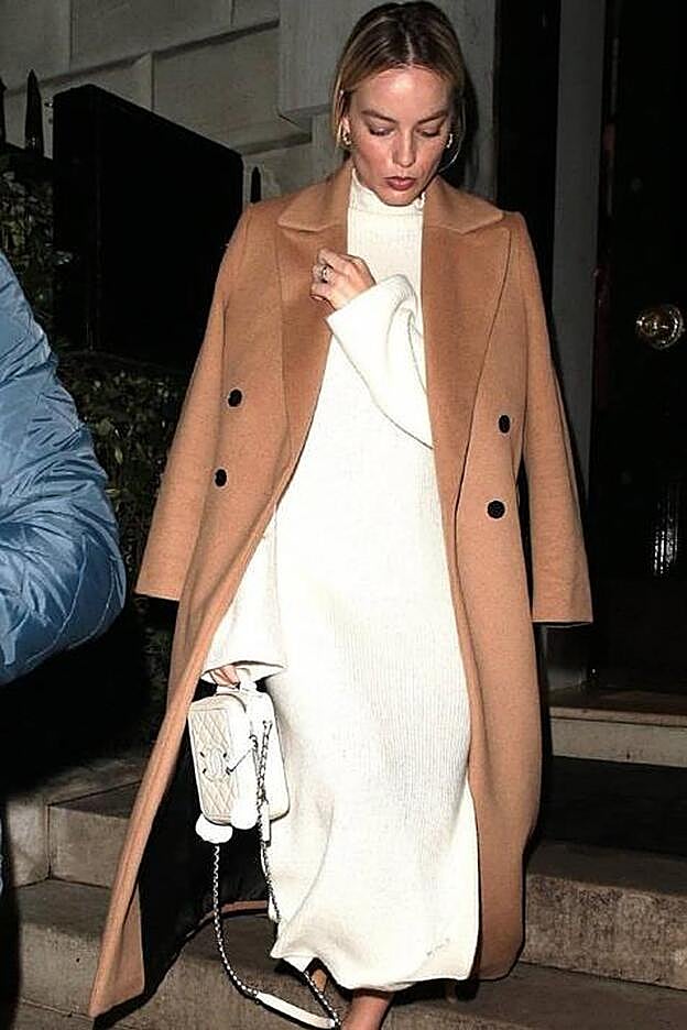 La actriz, a la salida del evento, con el abrigo sobre los hombros.